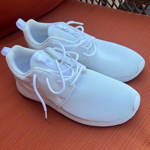 Womens Nike Tanjun sneakers                NWT   size 10   NEVER WORN